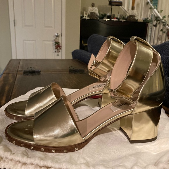 Valentino Garavani Nappa rockstud block heel slingback  sandals in gold. - Picture 3 of 12